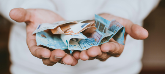 Handen briefjes geld 740x320