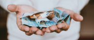 Handen briefjes geld 740x320