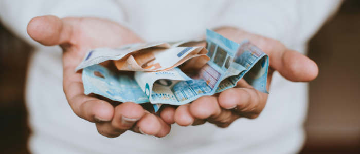 Handen briefjes geld 740x320