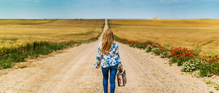 Vrouw koffer landschap afscheid