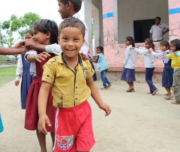RS2610 Shahzad op school bij het buitenspelen lpr