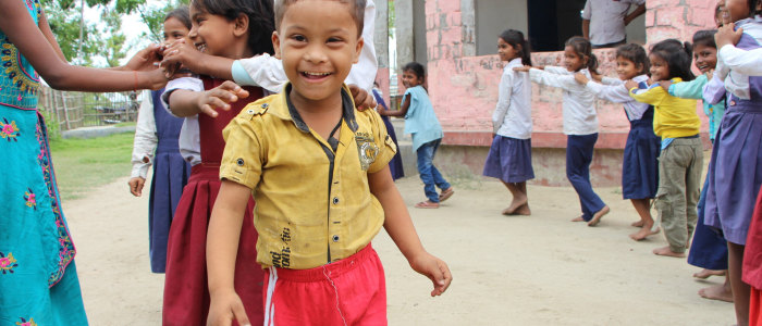 RS2610 Shahzad op school bij het buitenspelen lpr