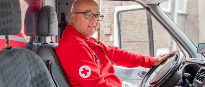 Rode kruis vrijwilliger chauffeur tijdens corona
